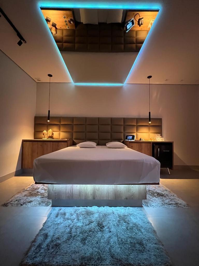 Love hotel Status